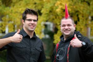 Johannes Klauke (right) is the best material tester in Germany, Christoph Grün the best biology lab assistant in Baden-Württemberg. (Photo: Eva Pailer, KIT) 