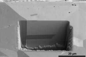 Kupferprobe unter dem Zweistrahl-Ionenmikroskop: Die Graustufen zeigen die unterschiedliche Ausrichtung der Kristallite im Material und damit dessen Mikrostruktur (Aufnahme: Dr. Christian Greiner, KIT) 