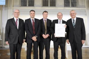 Unter den Top Ten: Das IONYS-Team mit Prof. Andreas Gerdes (2.v.r), Paul Wirtz (3.v.r.) und Dr. Rüdiger Werp (2.v.l.) erhielt die Auszeichnung von Ministerpräsident Winfried Kretschmann und dem Vorstandsvorsitzenden der L-Bank Christian Brand (links) (Fot