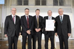 In the top ten: The IONYS team with Prof. Andreas Gerdes (2nd from the right), Paul Wirtz (3rd from the right), and Dr. Rüdiger Werp (2nd from the left) was honored by Minister President Winfried Kretschmann and the Chairman of the Board of L-Bank, Christ