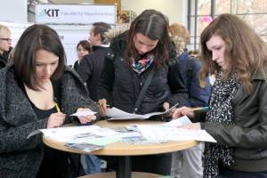 Schülerinnen und Schüler informieren sich bei „Uni für Einsteiger“ über das Studienangebot am KIT. (Foto: Eva Pailer, KIT) 