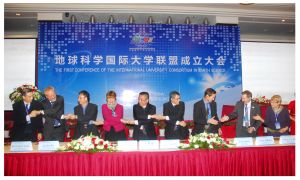 Die Partner von IUCES bei der Gründungsversammlung in Wuhan/China, unter ihnen (2. von links) Dr. Karl-Friedrich Ziegahn, CSO des KIT. (Foto: IUCES) 
