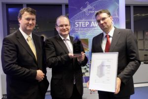 Winner of the STEP award category “Processes“: The IONYS team with the chairman of the supervisory board Prof. Dr. Andreas Gerdes (center) and the board members Paul Wirtz (left) and Dr. Rüdiger Werp (right). (Photo: Maik Reuß)