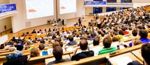 Studiengänge in den Ingenieur-, Natur- und Wirtschaftswissenschaften sind bei Studienanfängerinnen  und -anfängern am KIT besonders beliebt (Foto: Harry Marx)