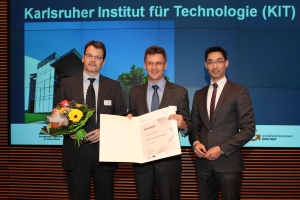 Von links nach rechts: Jens Fahrenberg und Professor Orestis Terzidis vom KIT erhalten von Bundeswirtschaftsminister Philipp Rösler die EXIST-Gewinner-Urkunde. (Foto: Thilo Schoch, EXIST)