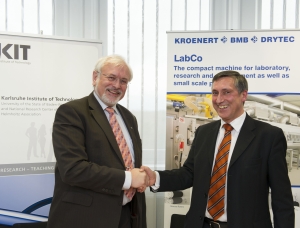 Unterzeichnung der Kooperationsvereinbarung: KIT-Präsident Professor Eberhard Umbach und Dr. Tarik Vardag, Geschäftsführer der KROENERT GmbH&Co KG. (Foto: KIT) 