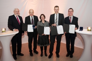 Für ihre Verdienste geehrt: Prof. Götz W. Werner (2.v.l.), Ulrike und Dr. Thomas Roth sowie Michael Huber (re.) mit KIT-Präsident Prof. Eberhard Umbach (li.) (Foto: Irina Westermann, KIT).