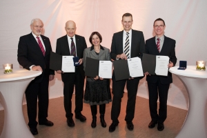 Honored for their merits: Professor Götz W. Werner (2nd from the left), Ulrike and Dr. Thomas Roth, and Michael Huber (right) with KIT President Professor Eberhard Umbach (left). (Photo: Irina Westermann, KIT).