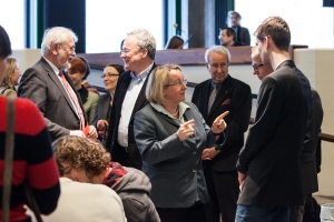 Wissenschaftsministerin Theresia Bauer im Gespräch mit Studierenden im neuen Lernraum TheaBiB&Bar (Bild: Felix Grünschloß)