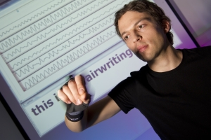 Airwriting: Aus  Bewegungssignalen erkennt ein Computer in die Luft geschriebene Buchstaben. (Foto: Volker Steger)