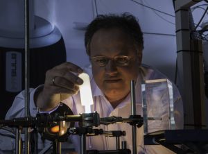 Ganz ohne Quecksilber: die Energiesparlampe aus dem KIT, hier mit Erfinder Dr. Rainer Kling. (Foto: Martin Lober, KIT) 
