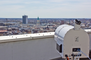 A distance of over one kilometer has already been covered by using a long range demonstrator between two skyscrapers in Karlsruhe. (Photo: Ulrich Lewark / KIT)