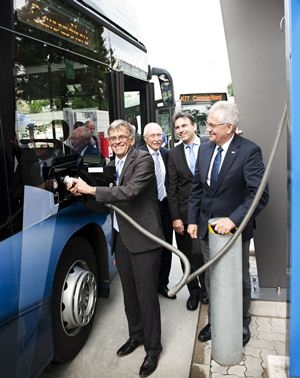 Helmfried Meinel, Department Head at the Baden-Württemberg Ministry of the Environment (left), and KIT Vice President Dr. Peter Fritz (right) opened the hydrogen fuel station at KIT. (Photo: Sandra Göttisheim)