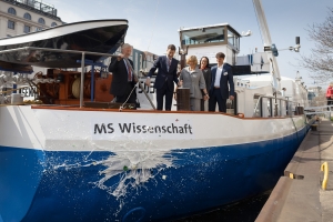 Die Paten bei der Taufe der MS Wissenschaft, v.l.n.r.: Gerold Wefer, marum; Georg Schütte, BMBF; Caroline Kramer, KIT; Jutta Allmendinger, WZB; Markus Weißkopf, WiD; (Abb.: Ilja Hendel / Wissenschaft im Dialog)