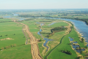 Deichrückverlegung: rechts die Elbe und der Altdeich, links die Neudeichbaustelle. (Luftbild: Jochen Purps) 