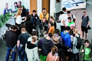 Forum der Vernetzung der Karlsruher Maschinenbau-Institute, der Industriepartner und der Studierenden – der Maschinenbautag. (Foto vom Maschinenbautag 2012: Fakultät für Maschinenbau des KIT) 