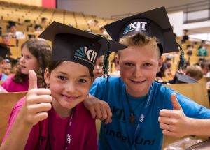  Eine Diplomfeier mit Doktorhüten, Urkunden und einem Überraschungsauftritt bildet den Abschluss der KIT-Kinder-Uni. (Foto: Nele Ziegler) 