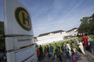 Sommerfest beim Bundespräsidenten: Das ZAK stellt die Aktivitäten des deutschen Anna Lindh Netzwerks vor (Foto: Bundesregierung / Henning Schacht)