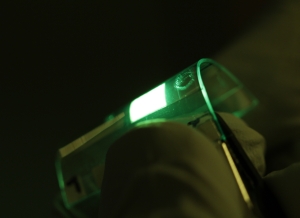 OLEDs liefern ein gleichmäßiges flächiges Licht und lassen sich auf biegsame  Trägermaterialien aufbringen. (Foto: Ralph Eckstein) 