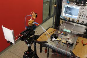 Setup for the world record of wireless data transmission at 100 gigabits per second: The receiver unit (left) receives the radio signal that is recorded by the oscilloscope (right). (Photo: KIT)