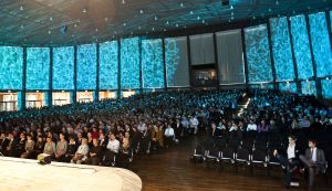 Festlicher Start ins Studium: Das KIT lädt die Erstsemester und ihre Familien in diesem Jahr in die Schwarzwaldhalle ein (Foto: Sandra Göttisheim)