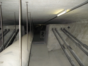 The tensioning ropes to be checked are located in the hollow concrete box of the bridge. (Photo: S. Siegel/KIT)