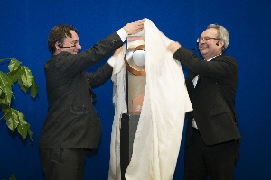 Enthüllten die Skulptur: Hartmut Rauen, Mitglied der Hauptgeschäftsführung des VDMA, und Prof. Jürgen Fleischer, Dekan der Fakultät für Maschinenbau (Foto: Irina Westermann)