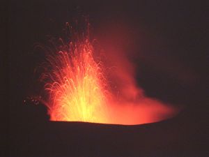 Eruption of theStromboli volcano, Italy. Professor Hans-Ulrich Schmincke wil speak about “Volcano-magma Systems” on March 12, 20 hrs (Photo: Dr. Thomas Forbriger). 