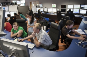 Computernetzwerke, Laptops und digitalisiertes Wissen gehören längst zum Arbeitsalltag. (Foto: Markus Breig, KIT)