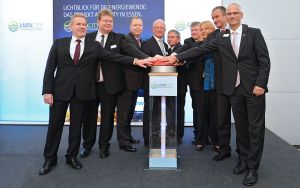 Mit dem obligatorischen Knopfdruck starteten die Projektpartner und Ehrengäste das Projekt AmpaCity in Essen. Damit ging das längste Supraleiterkabel der Welt in den offiziellen Betrieb (Bild: RWE Deutschland AG).