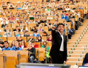 Vorlesung im Audimax: Das KIT darf seine Studiengänge künftig selbst akkreditieren. (Foto: Harry Marx)