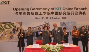 Professor Detlef Löhe, Vizepräsident für Forschung und Information des KIT (vorne re.) eröffnet die neue KIT-Repräsentanz in China. (Foto: wbk, KIT)
