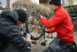 Bislang können die ehrenamtlichen Helfer von „Bikes Without Borders“ nur im Freien reparieren; eine Werkstatt fehlt. (Foto: Tobias Fleiter, Bikes Without Borders) 