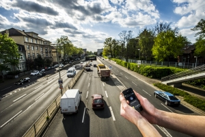 Frische Luft an der Bundesstraße? Der Feinstaubsensor für Smartphones soll die Belastung künfig in Echtzeit messen. (Foto: Patrick Langer, KIT)