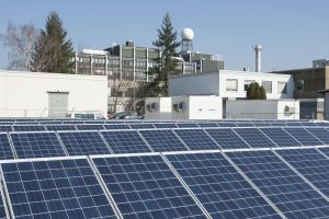 Der Strom aus Solarparks kann mit Batterien zwischengespeichert werden. Ein Ausgleich von Erzeugung und Bedarf wäre ein Baustein für die Energiewende. (Foto: KIT)