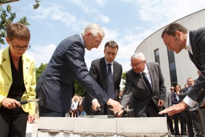 Anette Ipach-Öhmann, Leiterin des Landesbetriebs Vermögen und Bau BW; Prof. Alfred Gossner, Fraunhofer-Gesellschaft; Finanzminister Dr. Nils Schmid; KIT-Vizepräsident Prof. Detlef Löhe; Thomas Wientgen, Architekturbüro van den Valentyn (Foto: KIT)