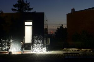 LOBSTER bei Nacht: Die Fassade besteht aus Aluminium-Verbundplatten, die computergestützt gefräst wurden. (Foto: Robin Nagel/Moritz Karl)