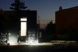 LOBSTER bei Nacht: Die Fassade besteht aus Aluminium-Verbundplatten, die computergestützt gefräst wurden. (Foto: Robin Nagel/Moritz Karl)