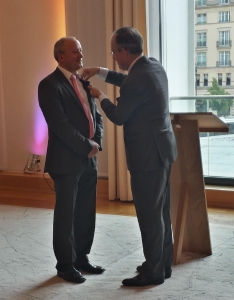 Festakt in Berlin: Der französische Botschafter Maurice Gourdalt-Montagne (rechts) zeichnet Prof. Wolfgang Seemann mit den Palmes Académiques aus (Foto: Seemann)