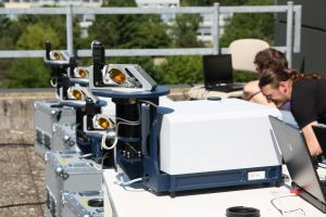 Vorbereitende Vergleichsmessungen mit mehreren Fourierspektrometern auf der Dachterrasse des KIT-Instituts für Meteorologie und Klimaforschung. (Foto: Dr. Frank Hase) 
