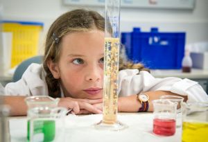 Wissenschaft und Forschung erleben – das können Sieben- bis Vierzehnjährige bei der Kinder-Uni am KIT (Foto: Nele Ziegler)