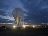 Der Ballon am Start. In der Gondel sind drei komplexe Fernerkundungsinstrumente, die einen breiten Teil des elektromagnetischen Spektrums abdecken (Foto: Hermann Oelhaf, KIT) 