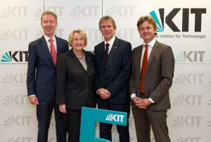 Five years KIT: BMBF Department Head Wolf-Dieter Lukas, Minister Theresia Bauer, KIT President Holger Hanselka, and Lord Mayor Frank Mentrup. (Photo: Martin Lober, KIT) 