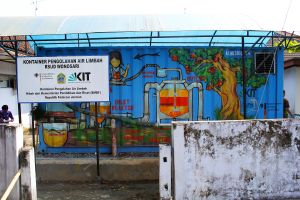 The drawing on the container of the pilot plant explains the sewage treatment taking place inside and familiarizes the inhabitants and users with the new technology. (Photo: IWRM Indonesia/Taupik Akbar)