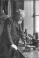 Otto Lehmann an einem seiner Mikroskope. Die Flüssigkristalle, die er grundlegend erforschte, kommen heute in Digitalanzeigen und LCD-Bildschirmen zum Einsatz. (Bild: KIT-Archiv 27059, 8) 