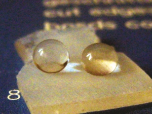 The novel material “fluoropore” repels water (left) and oil (right). These droplets do not adhere to or wet the surface. (Photo: KIT/Rapp) 