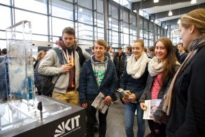 Studium oder Ausbildung? Bei „Uni für Einsteiger“ können sich Schülerinnen und Schüler vor Ort über die Angebote informieren. (Foto: Emanuel Jöbstl, KIT)