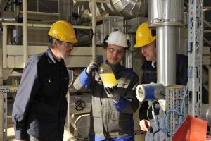 Entnahme einer Probe aus der Syntheseanlage: Professor Jörg Sauer, Sprecher des bioliq®-Projekts (rechts) mit dem Betriebsleiter der Syntheseanlage, Ulrich Galla (links) und Daniel Richter (Mitte). (Foto: Tom Zevaco, KIT)