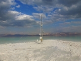 Die tiefstgelegene meteorologische Messstation der Erde: Direkt am Toten Meer steht ein sechs Meter hoher Messmast. Die Instrumente messen Strahlung, Verdunstung und Wärme. (Foto: Dr. Ulrich Corsmeier)