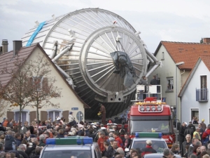 Der Vakuumtank des Karlsruher Tritium Neutri-noexperiments KATRIN fährt millimetergenau durch Eggenstein-Leopoldshafen. Heute steht KATRIN am KIT-Campus Nord (Foto: KIT)